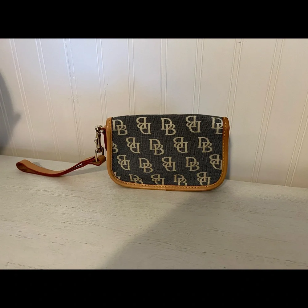 Dooney & bourke grey logo. Wristlet nwot